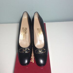 NWT Salvatore Ferragamo classic mid-heel pump with logo
